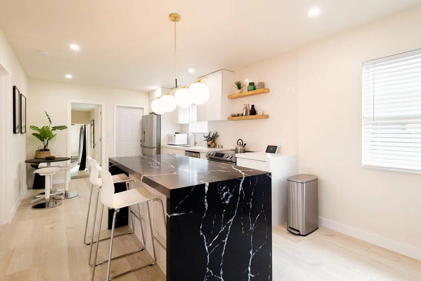 3 bed, 1900 sqft, $3,700 — Photo 3