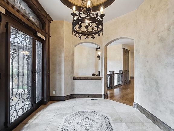 4th image of 10802 E Glengate Cir