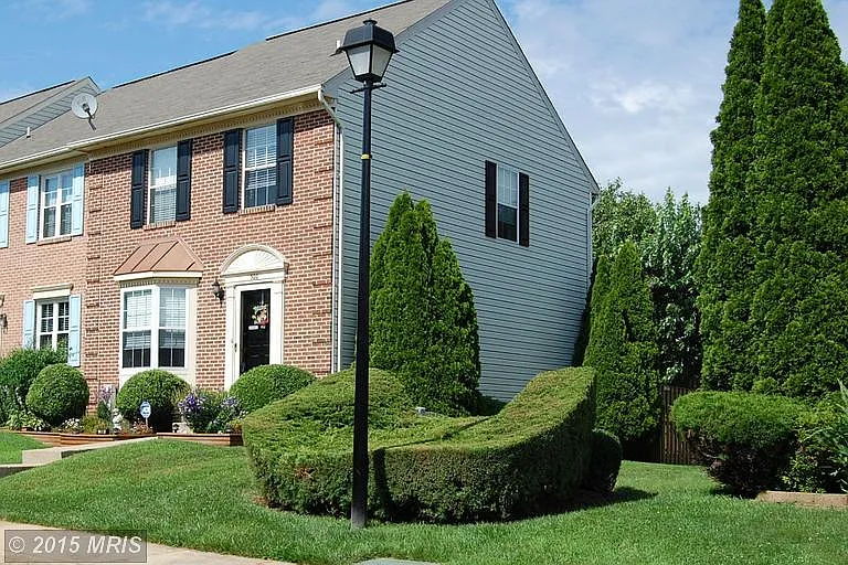 300 Overlea Pl photo 1