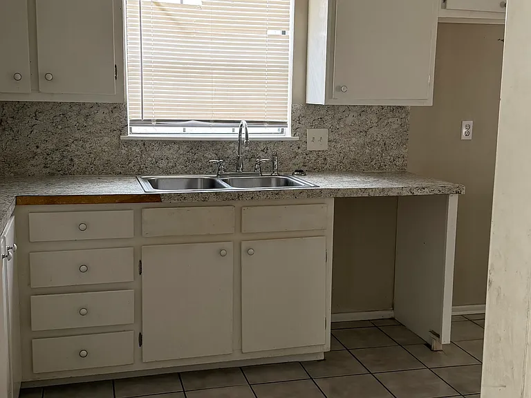 1800 Walnut Ave — Photo 5