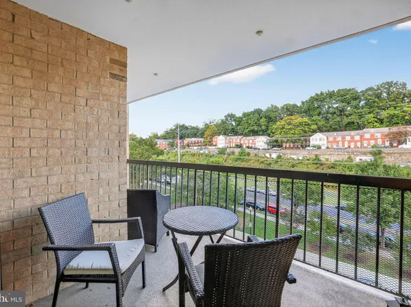 4500 S Four Mile Run Dr APT 327, Arlington, VA 22204