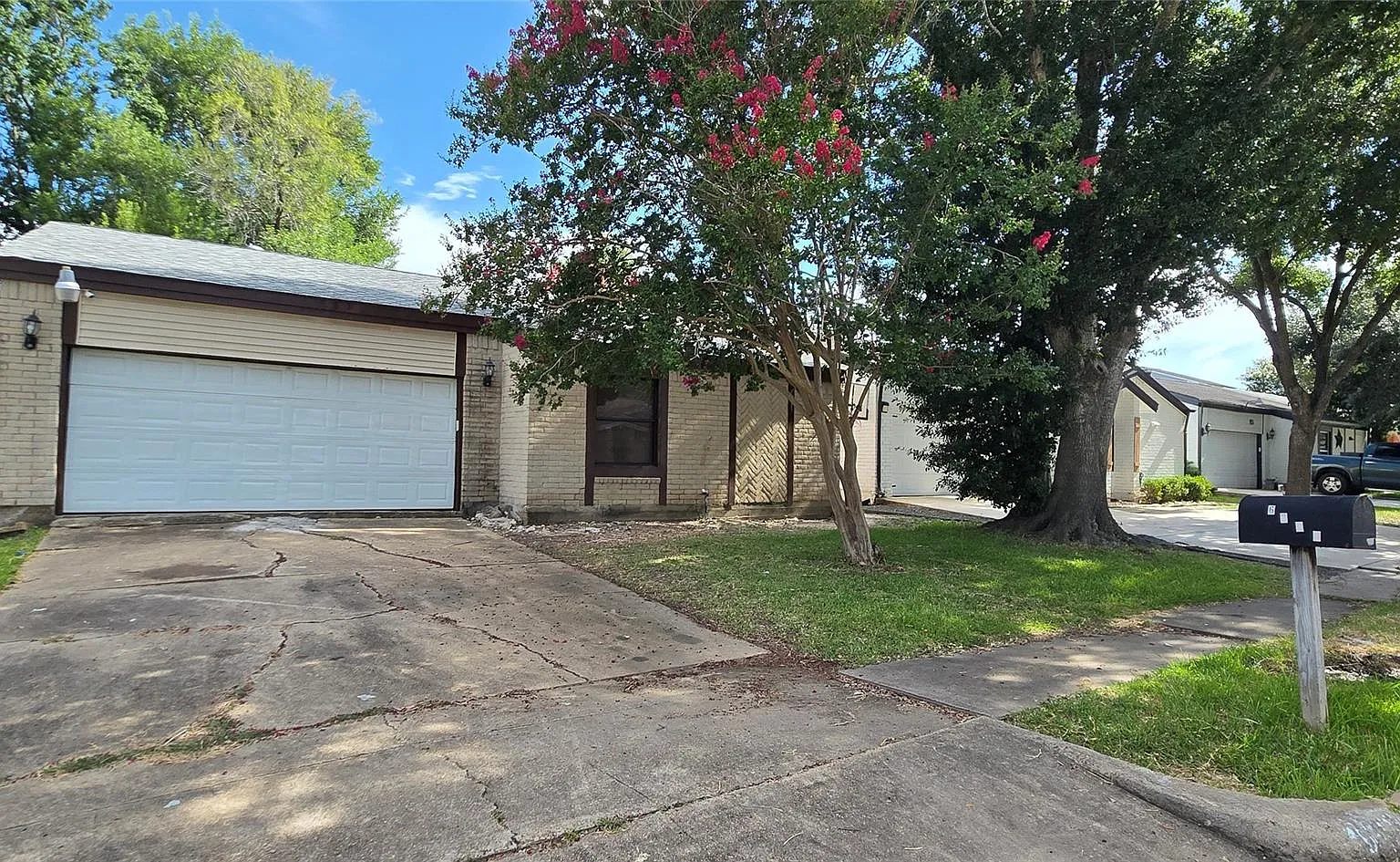 4 bed, 2.0 bath, 1982 sqft, $2,100 — Photo 1