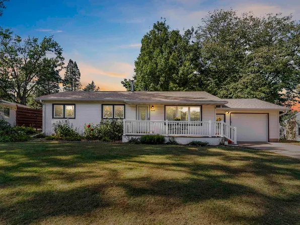 4207 Hillside Dr, Cedar Falls, IA 50613