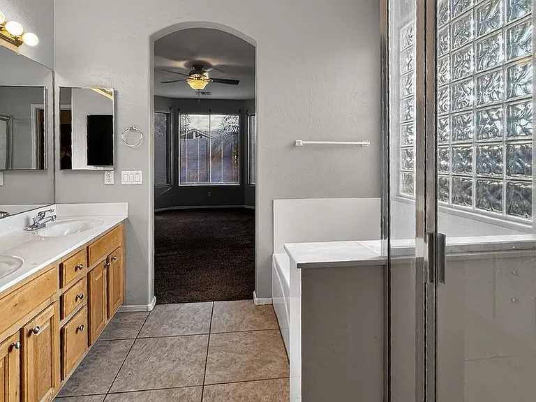 2421 W Ellis St — Photo 34