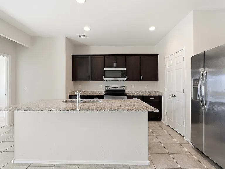 43721 W Acacia Ave — Photo 3
