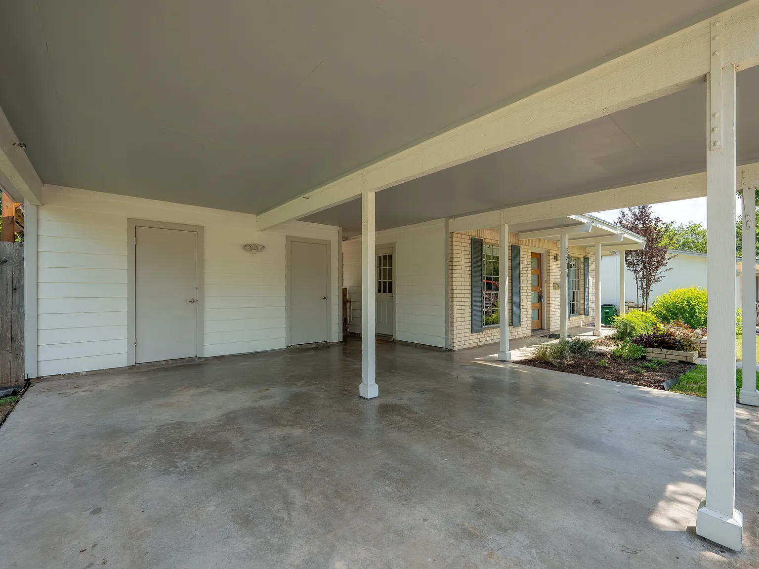 3 bed, 1013 sqft, $1,950 — Photo 3