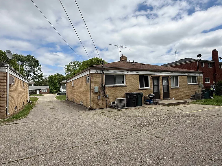 21953 Coolidge Hwy — Photo 14