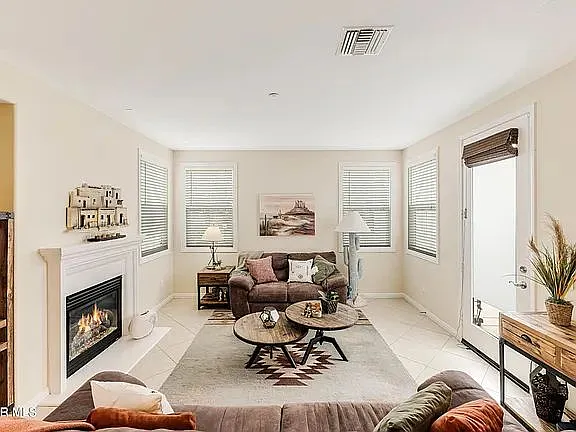 3 bed, 3.0 bath, 1611 sqft, $4,100 — Photo 3