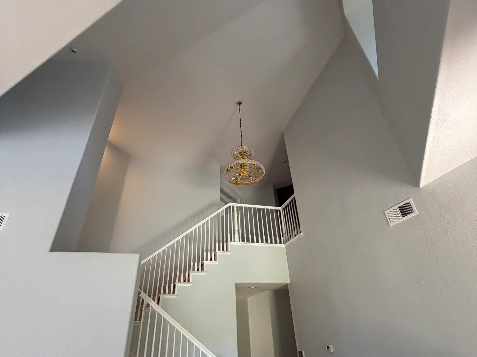 5 bed, 3.5 bath, 3401 sqft, $5,650 — Photo 2