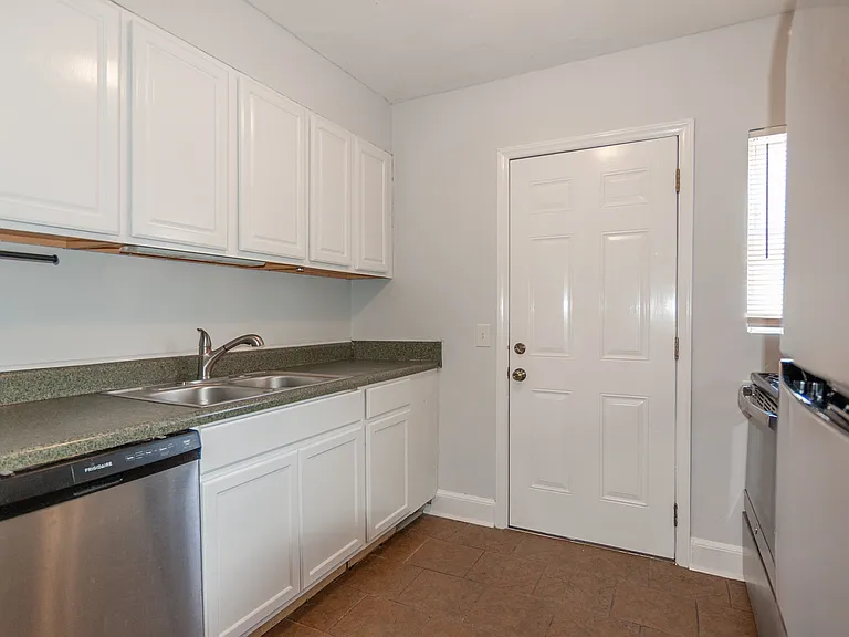 916 Park Ave #B — Photo 6