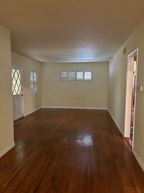 Front door entrance - Living room