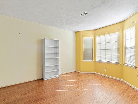 4th image of 917 Meadowhill Ct