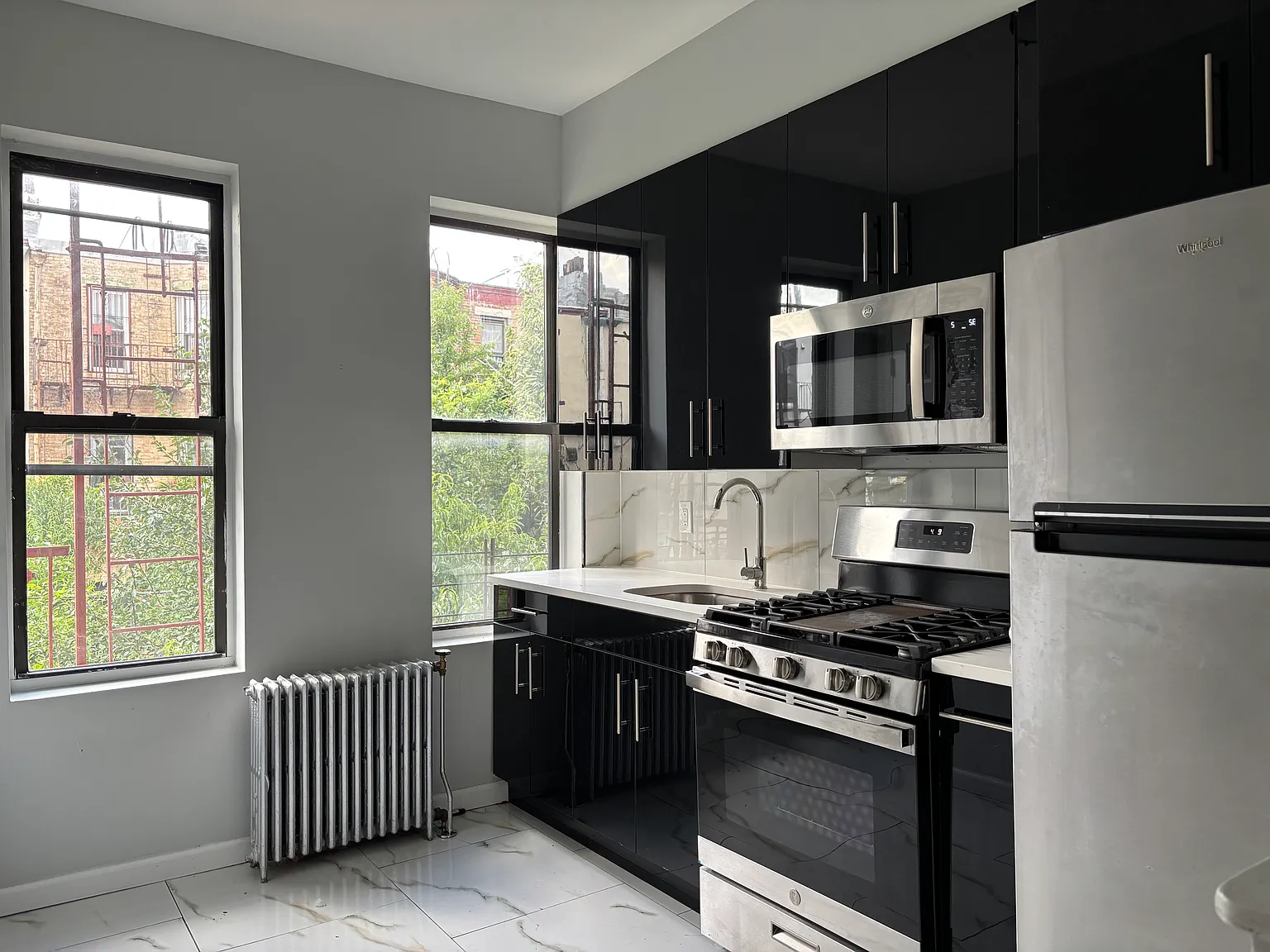 3 bed, 900 sqft, $3,300 — Photo 1