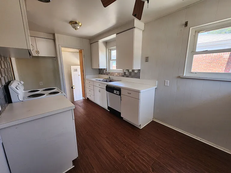 27605 Grant St — Photo 9