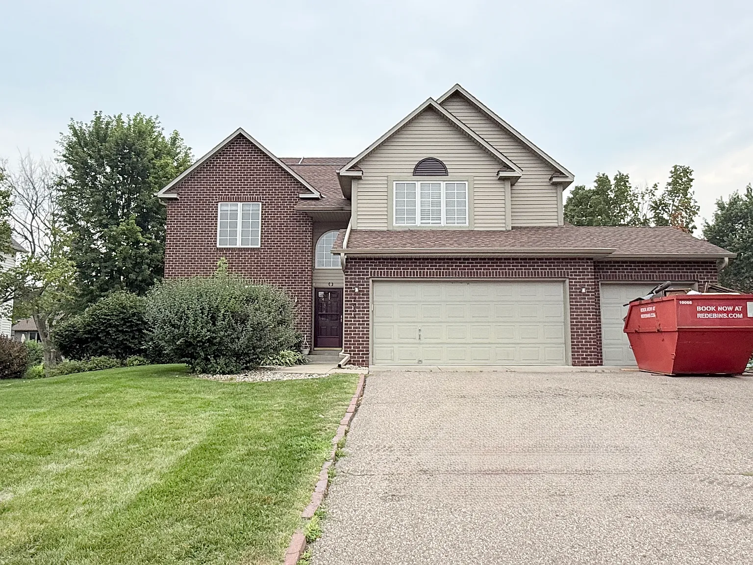 4 bed, 3.5 bath, 4100 sqft, $3,399 — Photo 2