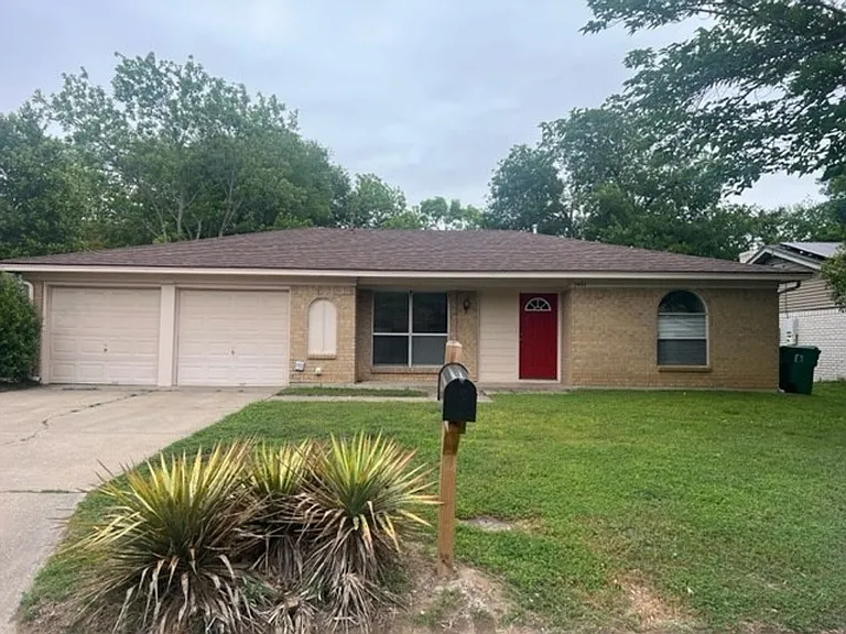 3401 Hummingbird Ln — Photo 1
