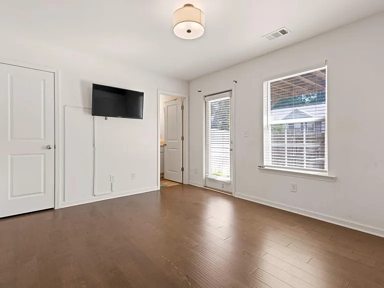 940 Society Cir SW — Photo 3