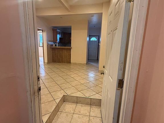 5th image of 1304 Summit Ave