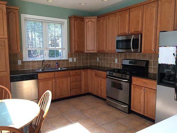 Bright well kitchen w/ breakfast nook