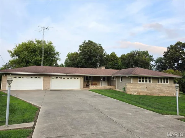 40 N Woods Cir, Hillsboro, IL 62049