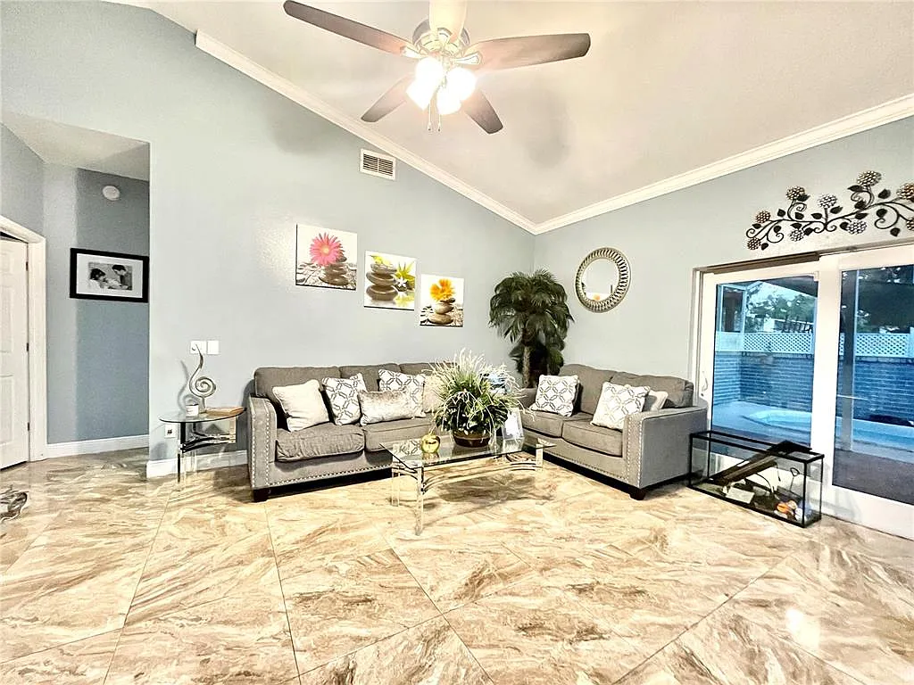 4 bed, 2.0 bath, 1732 sqft, $2,500 — Photo 2