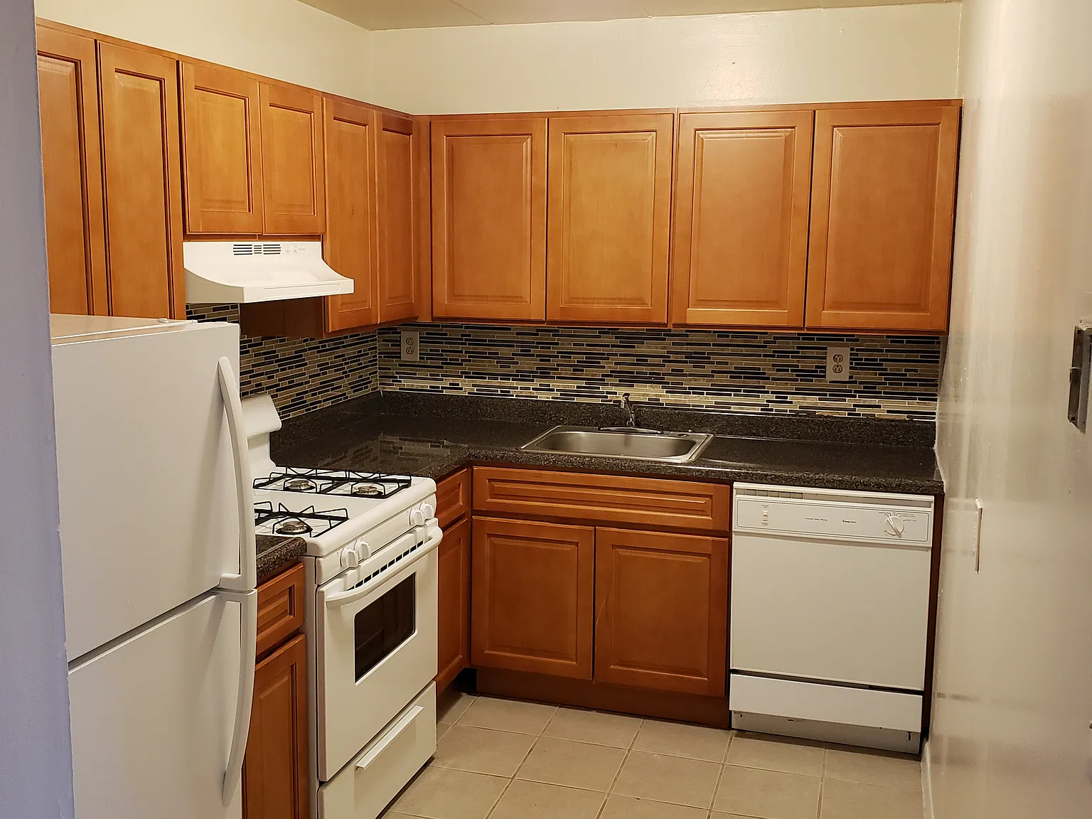2 bed, 800 sqft, $2,400 — Photo 2