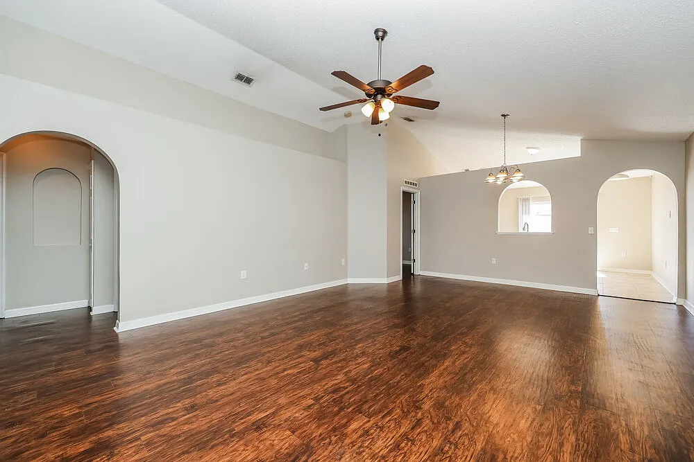 3 bed, 2.0 bath, 1292 sqft, $3,250 — Photo 3