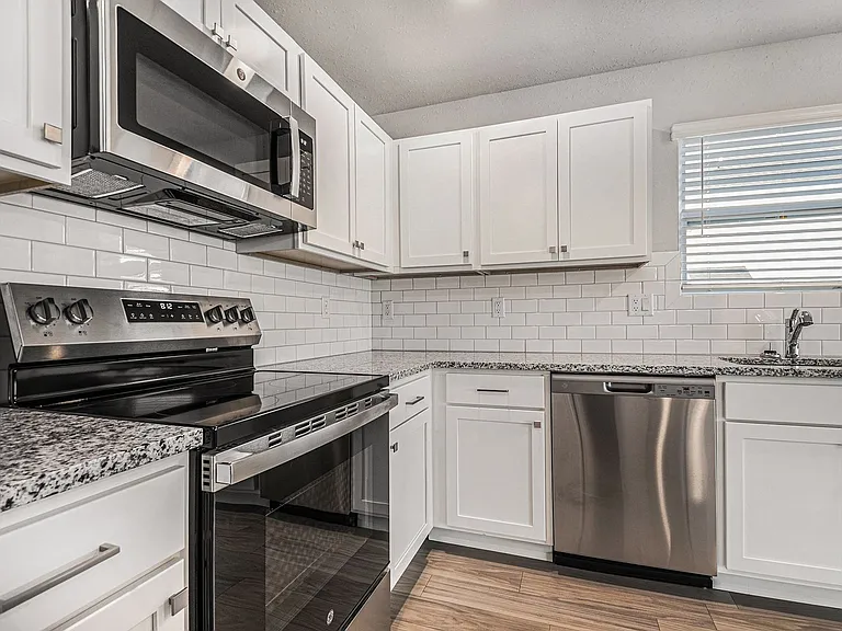 619 W Marion St — Photo 3