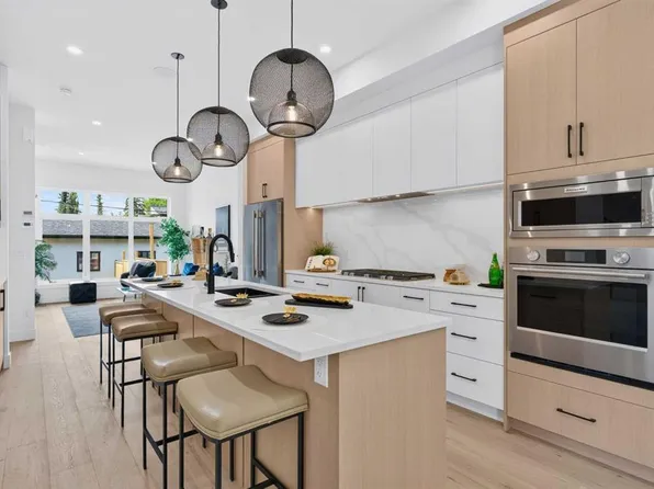 3613 E 2nd St NW, Calgary, AB T2K 0Y3