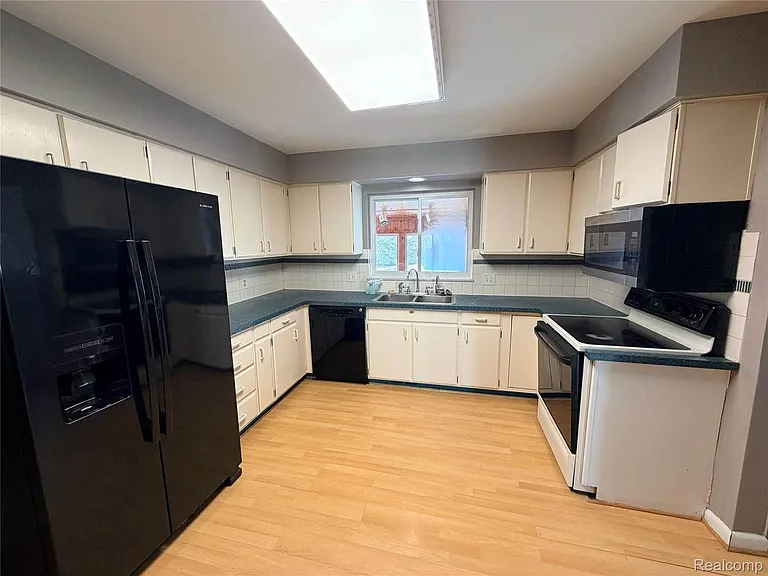 1080 W Highland Rd — Photo 8