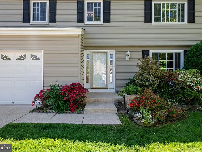 1103 Burwick Dr — Photo 2