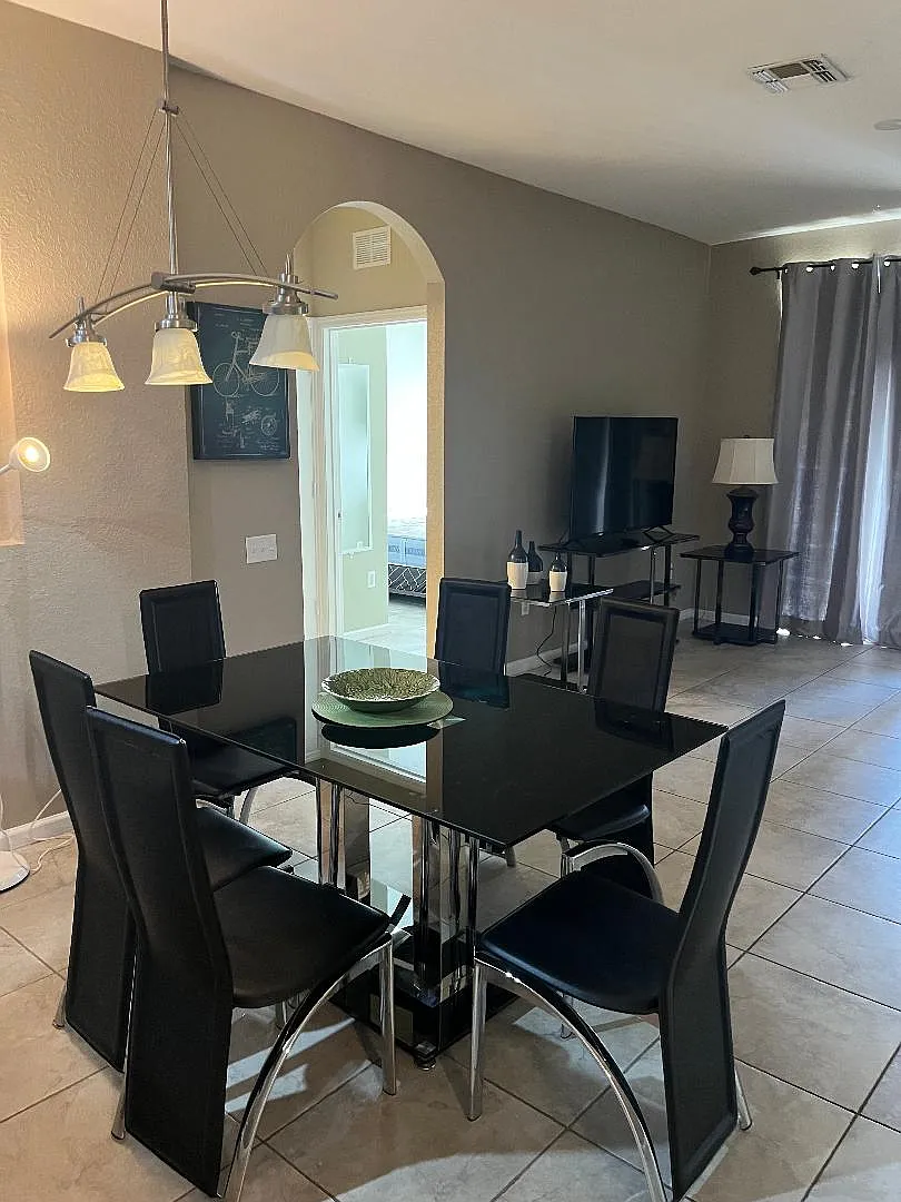 3 bed, 1247 sqft, $1,950 — Photo 3