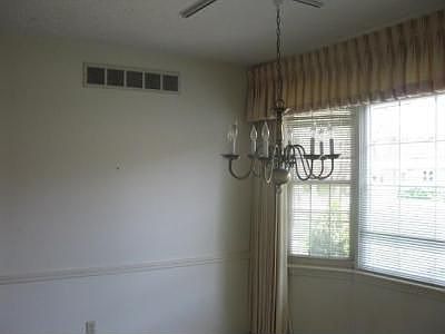 3rd image of 2572 Stratford Dr