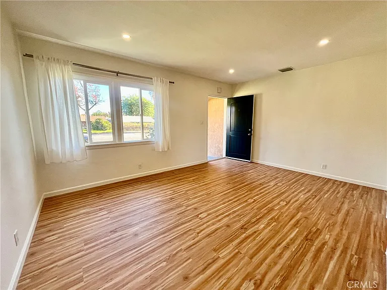 7339 White Oak Ave — Photo 4