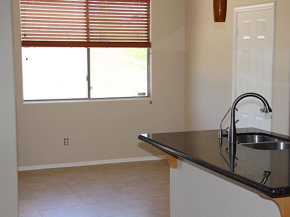 4th image of 2556 W Warren Dr