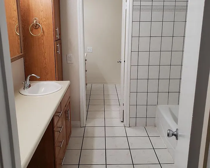 BATHROOM 1 WITH BATHTUB
