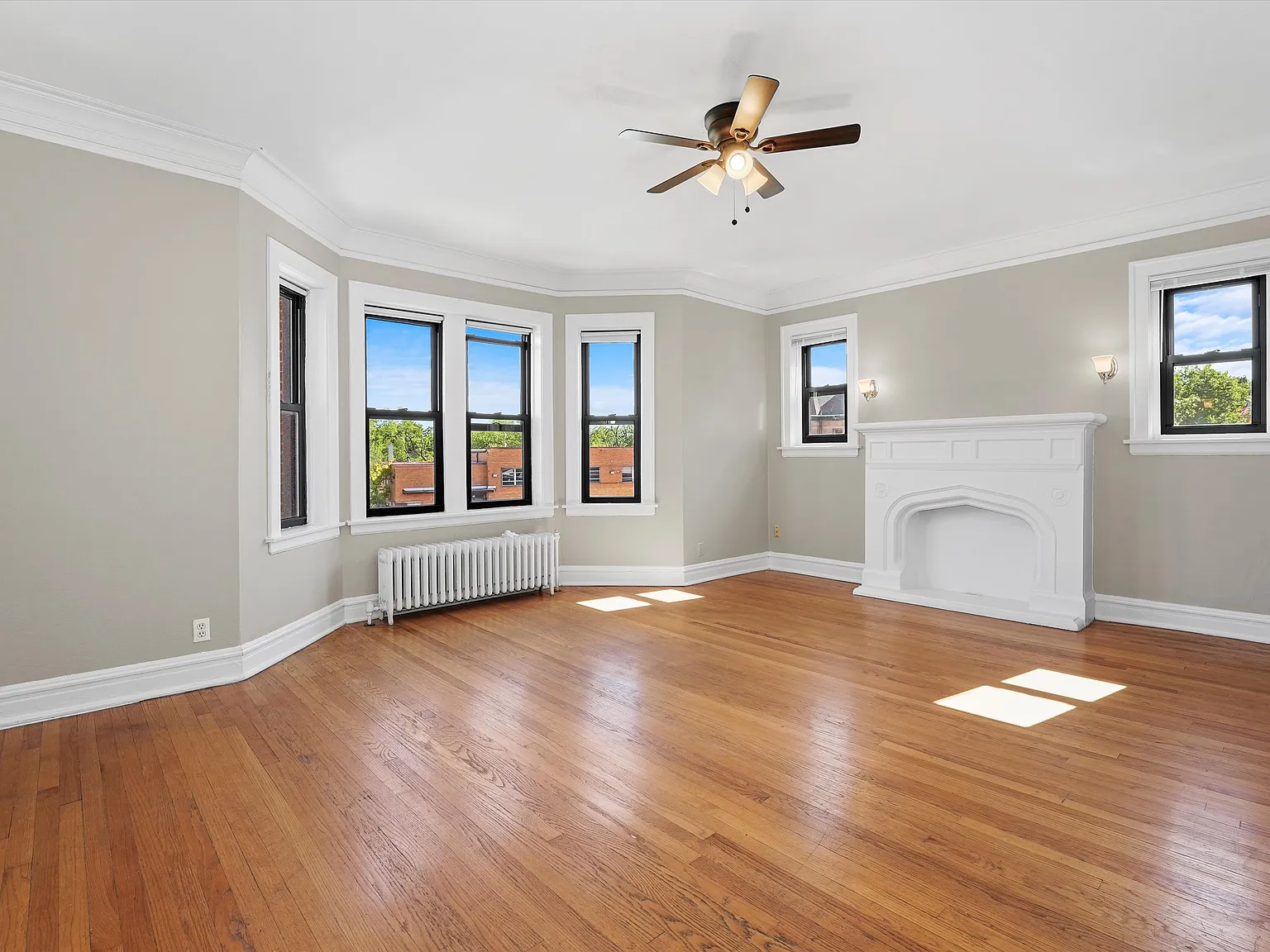 Large, Spacious 2 Bedroom Apartment in the Heart of Riverside! Heat Included! — Photo 2