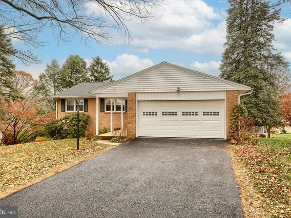 208 Hilltop Rd, Boiling Springs, PA 17007