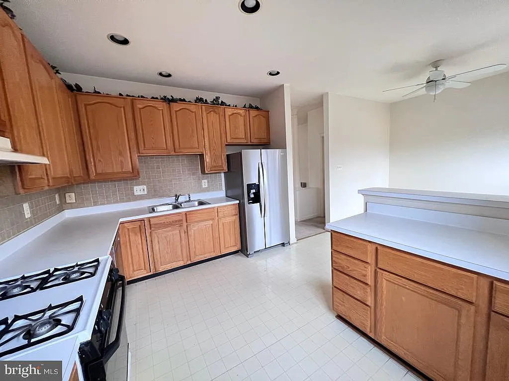 3 bed, 4.0 bath, 2552 sqft, $2,900 — Photo 4