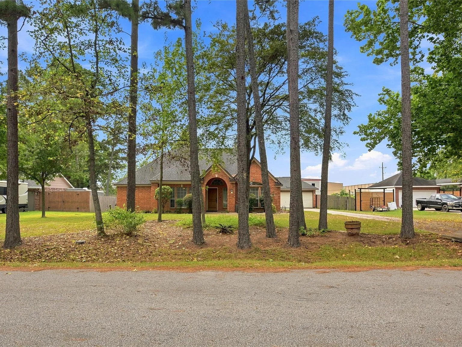 3 bed, 2.0 bath, 2227 sqft, $2,450 — Photo 2