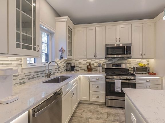4th image of 32 Woodland Heights Dr