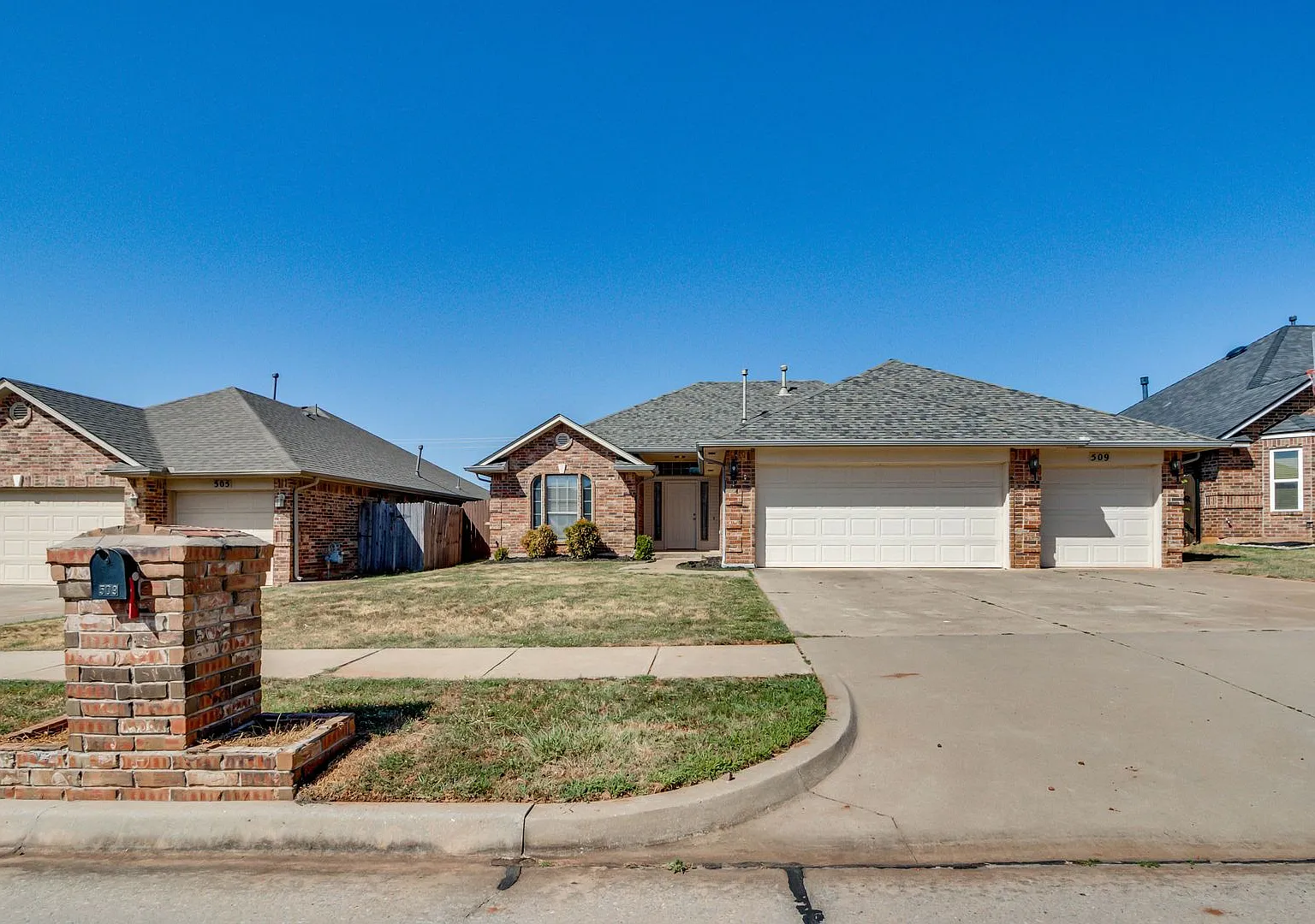 Large 3 Bed 2 Bath Home In Moore Schools With Storm Shelter — Photo 2