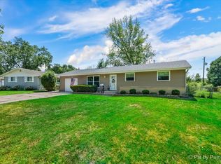 180 Arrowhead Trl, Carol Stream, IL 60188