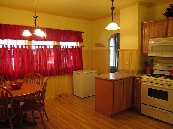 3rd image of 428 N Pekin Ln