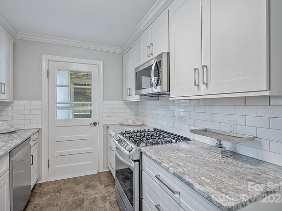 3rd image of 706 Oak Terrace Ln