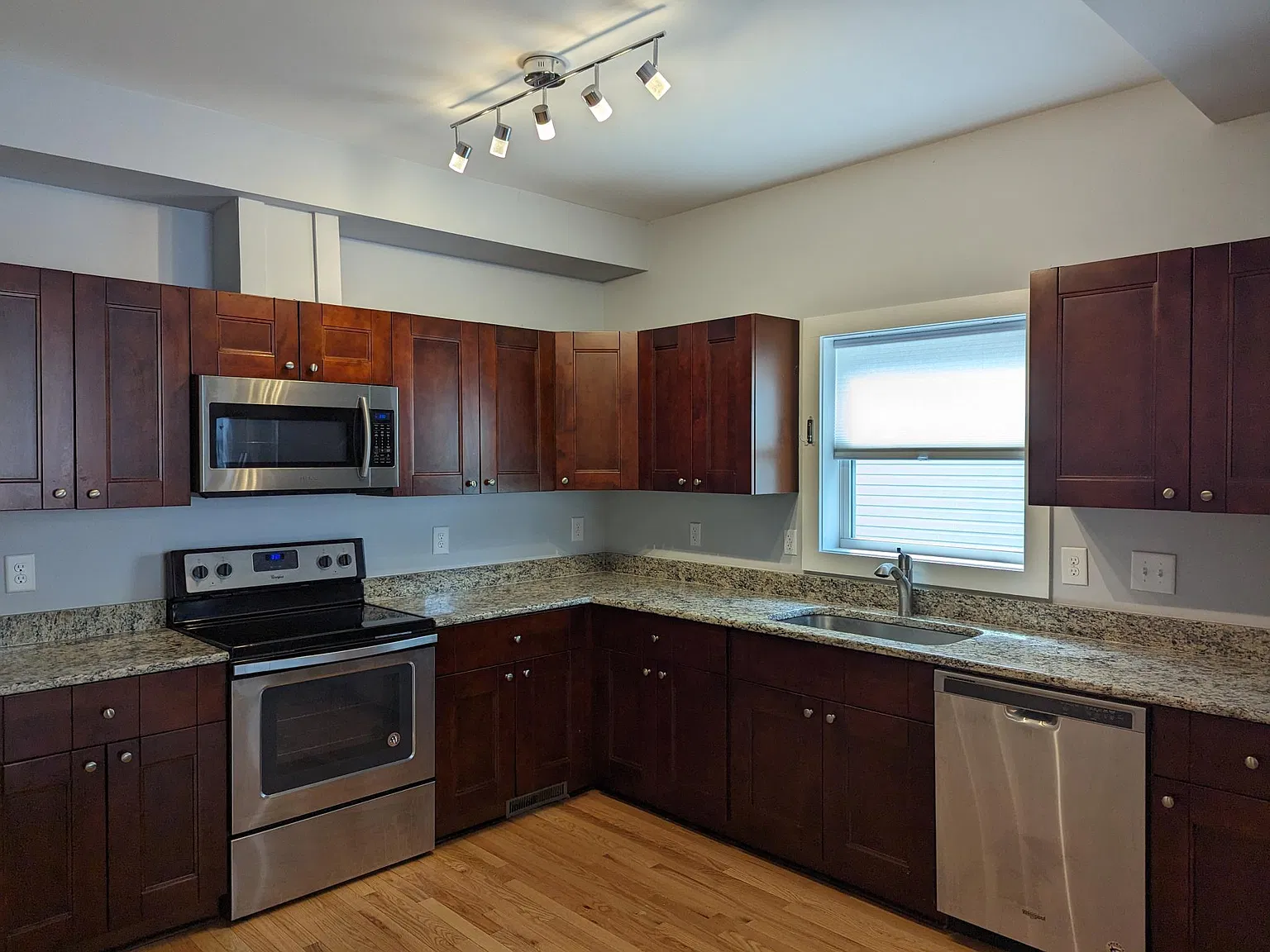 5 bed, 5.5 bath, 2200 sqft, $5,050 — Photo 3
