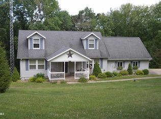 3851 N Circle Dr, East Dubuque, IL 61025