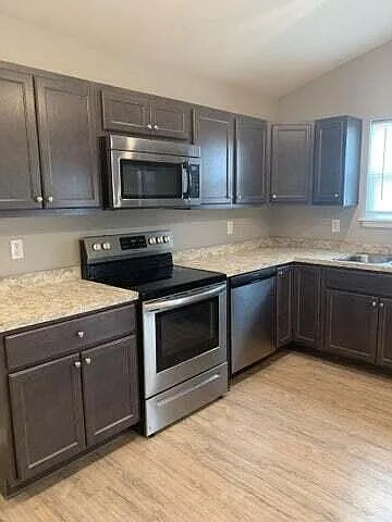 3 bed, 2.0 bath, 1322 sqft, $1,900 — Photo 4