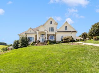 105 Ridgetop Dr, Johnson City, TN 37615