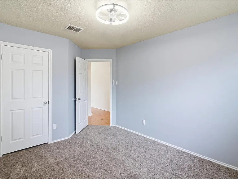 120 Mule Deer Ct — Photo 6